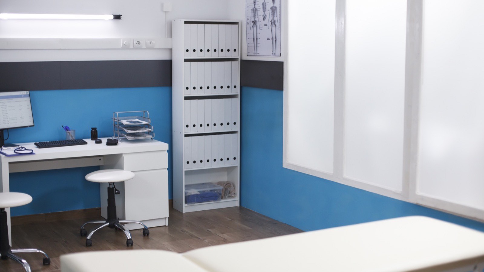 Consultório médico reservado em Redenção-PA para consulta de saúde íntima feminina, com mesa e cadeiras para conversa