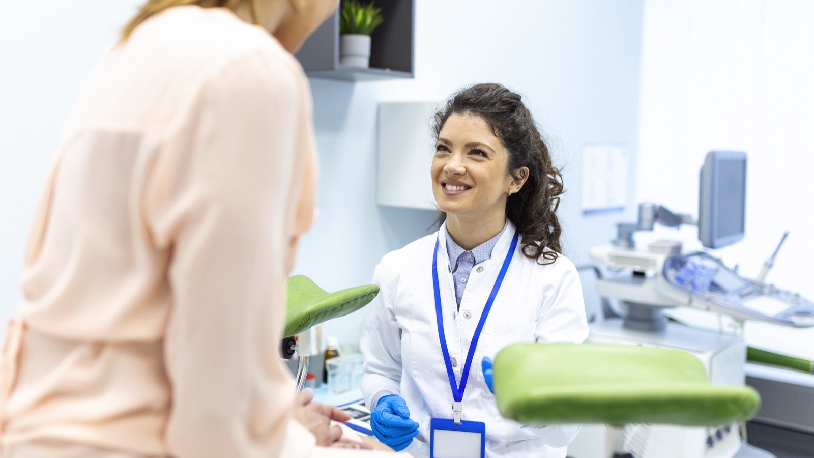 Médica conversa com uma paciente no consultório ginecológico durante a avaliação, antes de qualquer decisão sobre cirurgia
